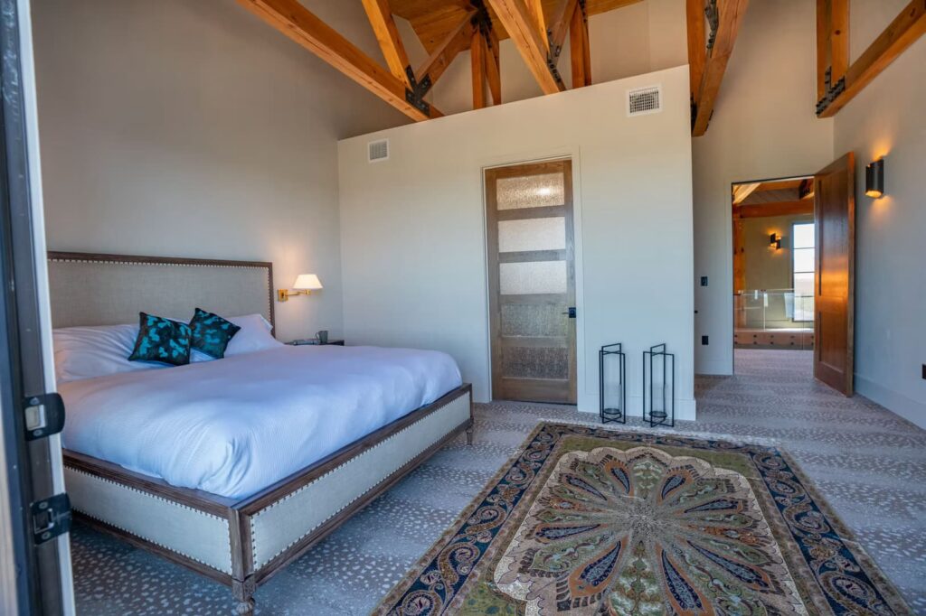 King guest room with ensuite in the Lodge