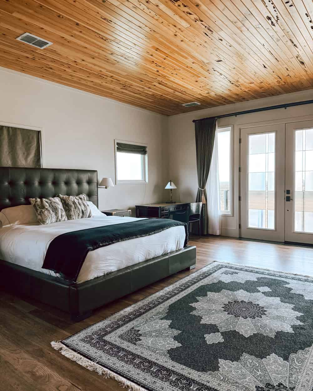Artemis Lodge outdoor amenities - hotel-style suite with balcony doors opening to the Hill Country