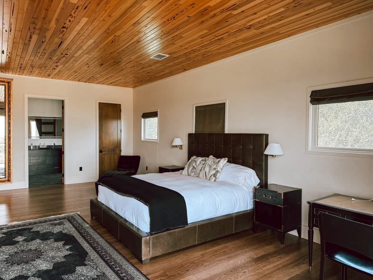 Artemis Lodge suite bedroom with desk, ideal for groups and corporate retreats